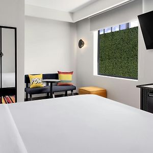 Camera con letto king size d'angolo
